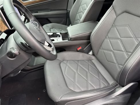 Used 2024 Volkswagen Atlas SE image 12