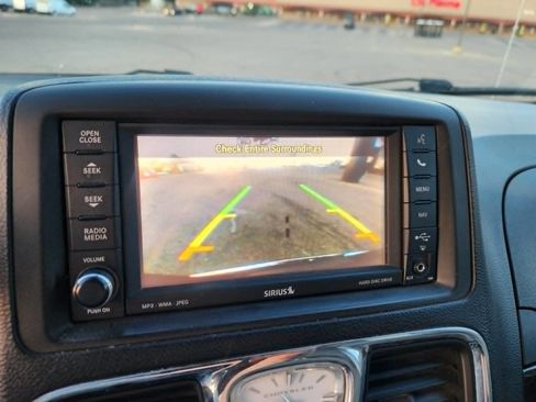 Used 2012 Chrysler Town & Country Touring-L w/ Entertainment Group #2 FWD image 30