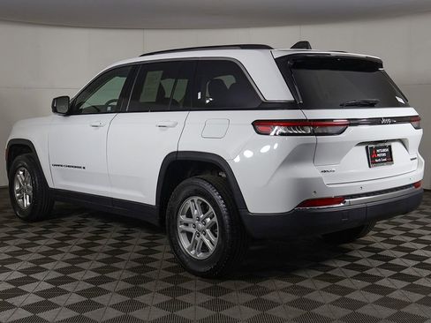 Used 2023 Jeep Grand Cherokee Laredo AWD/4WD image 7