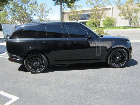 Used 2023 Land Rover Range Rover SE AWD/4WD image 3