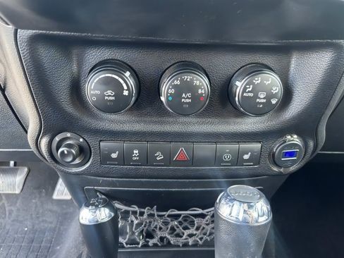 Used 2014 Jeep Wrangler Unlimited Rubicon AWD/4WD image 15