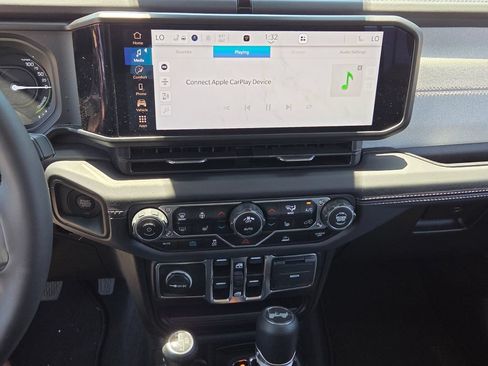 Used 2025 Jeep Wrangler Unlimited Sahara AWD/4WD image 17
