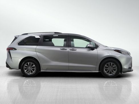 Used 2022 Toyota Sienna XLE image 6