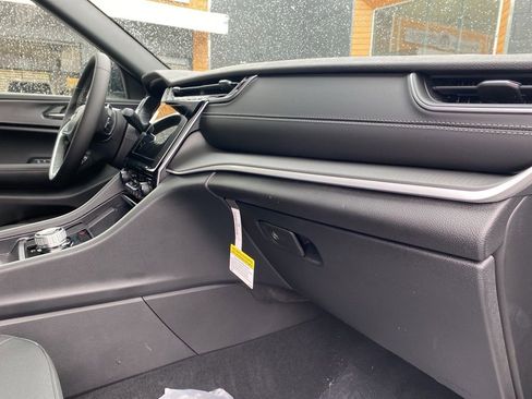 New 2025 Jeep Grand Cherokee Laredo X w/ Luxury Tech Group I image 8