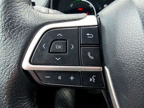 Used 2026 Toyota Sienna XLE FWD image 26