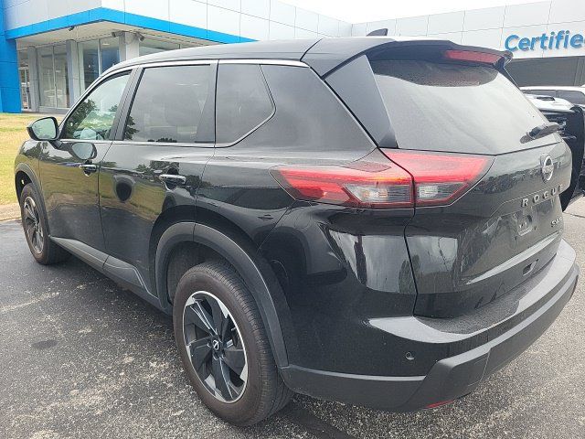 Used 2024 Nissan Rogue SV AWD/4WD image 2
