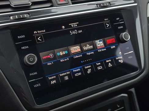 Used 2022 Volkswagen Tiguan SE image 32