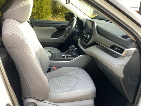 Used 2020 Toyota Highlander L w/ Phone Cable & Charge Package image 35