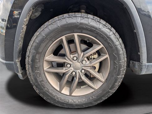 Used 2016 Jeep Grand Cherokee Laredo 75th Anniversary image 9