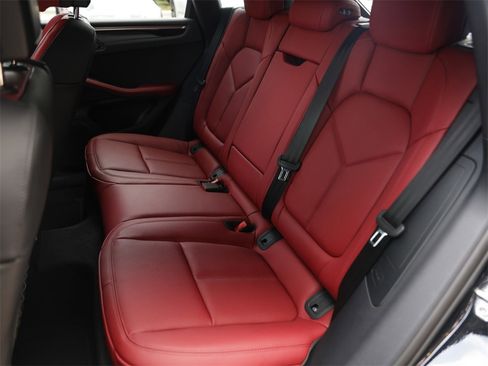 Certified 2025 Porsche Macan image 33