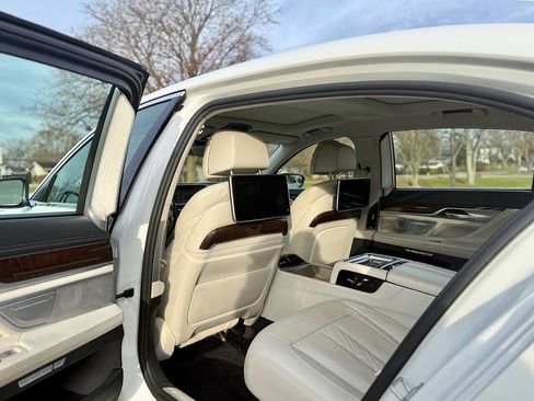 Used 2016 BMW 750i xDrive image 18