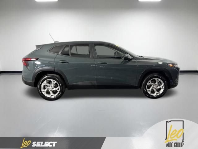 Used 2025 Chevrolet Trax LS w/ LS Convenience Package FWD image 5