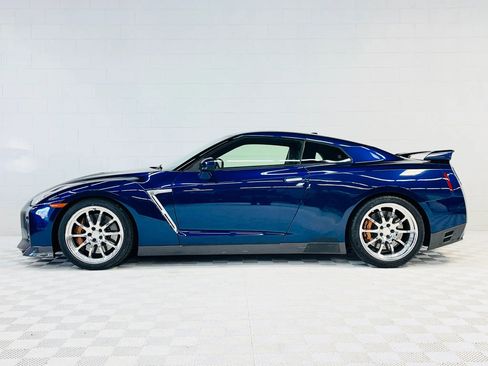 Used 2015 Nissan GT-R Premium AWD/4WD image 2