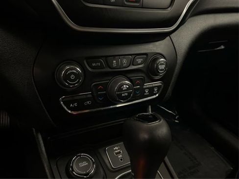 Used 2020 Jeep Cherokee Latitude Plus AWD/4WD image 30