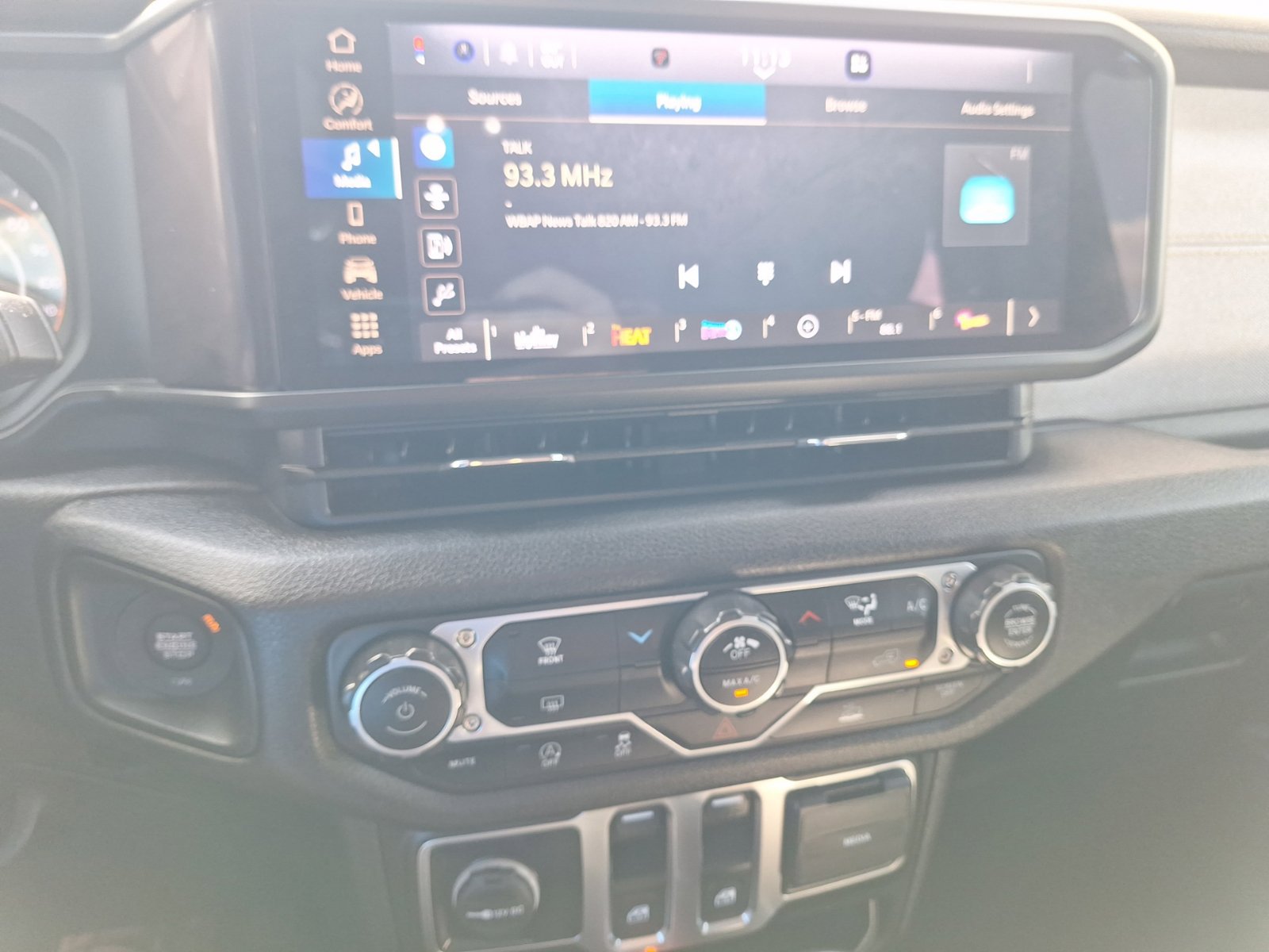 Used 2025 Jeep Wrangler Sport AWD/4WD image 27