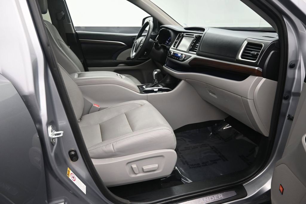 Used 2016 Toyota Highlander Limited Platinum FWD image 11
