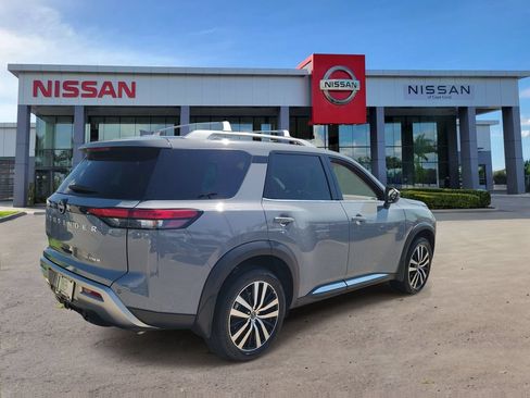 Used 2023 Nissan Pathfinder Platinum FWD image 2