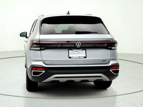 Used 2025 Volkswagen Taos SE AWD/4WD image 6