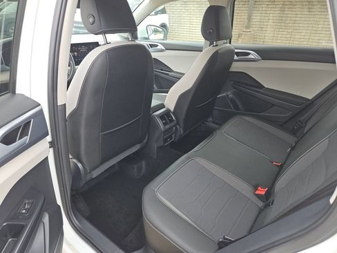 Used 2025 Volkswagen Taos SE AWD/4WD image 28