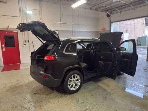 Used 2018 Jeep Cherokee Latitude Plus w/ Comfort/Convenience Group image 12