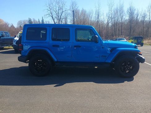 Used 2022 Jeep Wrangler Unlimited Sahara AWD/4WD image 8