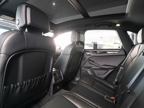 Certified 2025 Porsche Macan AWD/4WD image 16