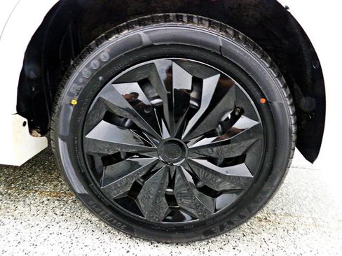 Used 2013 Toyota Matrix L FWD image 18