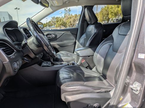 Used 2019 Jeep Cherokee Limited FWD image 24
