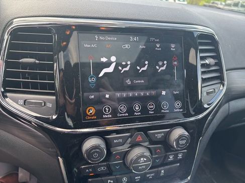 Used 2021 Jeep Grand Cherokee Laredo X AWD/4WD image 10