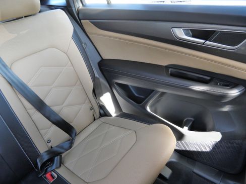 Certified 2025 Volkswagen Atlas Cross Sport SE image 14