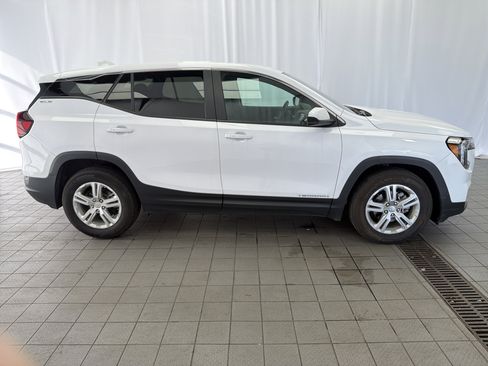Used 2024 GMC Terrain SLE image 4