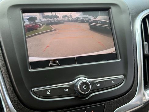 Used 2022 Chevrolet Equinox LS w/ LS Convenience Package FWD image 17