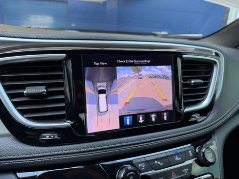 Used 2020 Chrysler Pacifica Limited w/ Advanced Safetytec Group FWD image 23