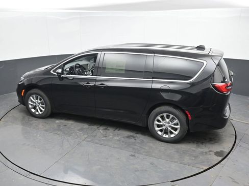 New 2026 Chrysler Pacifica Select AWD/4WD image 37