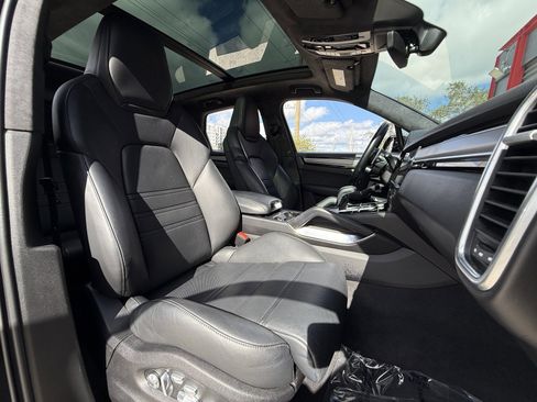 Used 2021 Porsche Cayenne Turbo S image 17