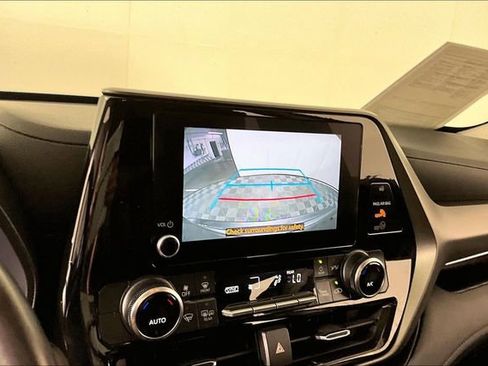 Used 2025 Toyota Highlander LE FWD image 11