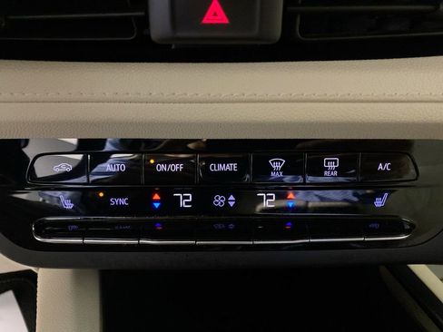 Used 2021 Buick Envision Essence FWD image 18