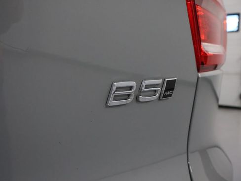 Used 2024 Volvo XC40 B5 Plus AWD/4WD image 11