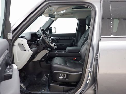 Used 2023 Land Rover Defender 130 SE image 5