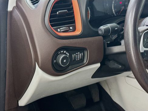 Used 2015 Jeep Renegade Latitude w/ Popular Equipment Group AWD/4WD image 17
