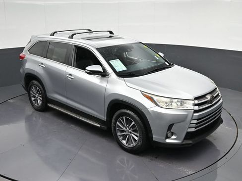 Used 2019 Toyota Highlander XLE FWD image 21