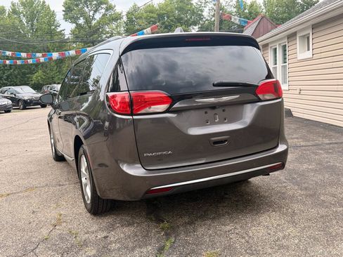 Used 2017 Chrysler Pacifica Touring-L w/ Tire & Wheel Group FWD image 5