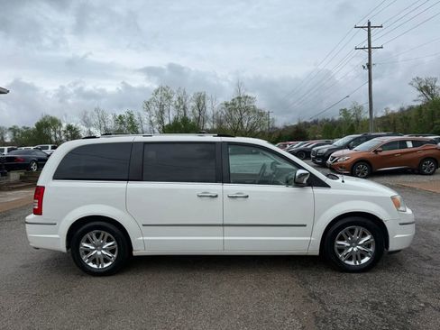 Used 2009 Chrysler Town & Country Limited w/ Entertainment Group #3 image 4