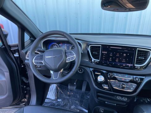 Used 2025 Chrysler Pacifica Select image 35