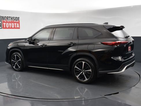 Used 2022 Toyota Highlander XSE AWD/4WD image 2