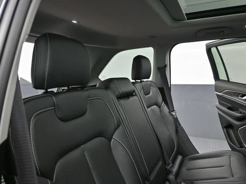 Used 2023 Jeep Grand Cherokee Limited w/ Black Appearance Package AWD/4WD image 26