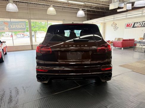 Used 2016 Porsche Cayenne Turbo S AWD/4WD image 7