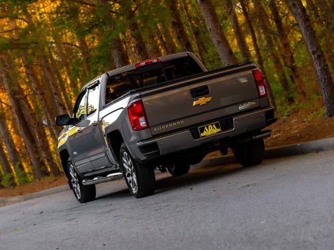 Used 2017 Chevrolet Silverado 1500 High Country image 41