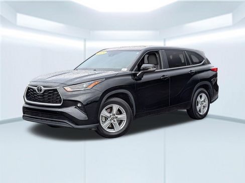 Used 2023 Toyota Highlander LE FWD image 1