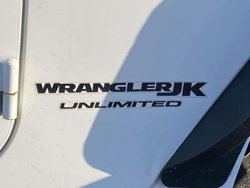 Used 2018 Jeep Wrangler Unlimited Rubicon w/ Connectivity Group image 12